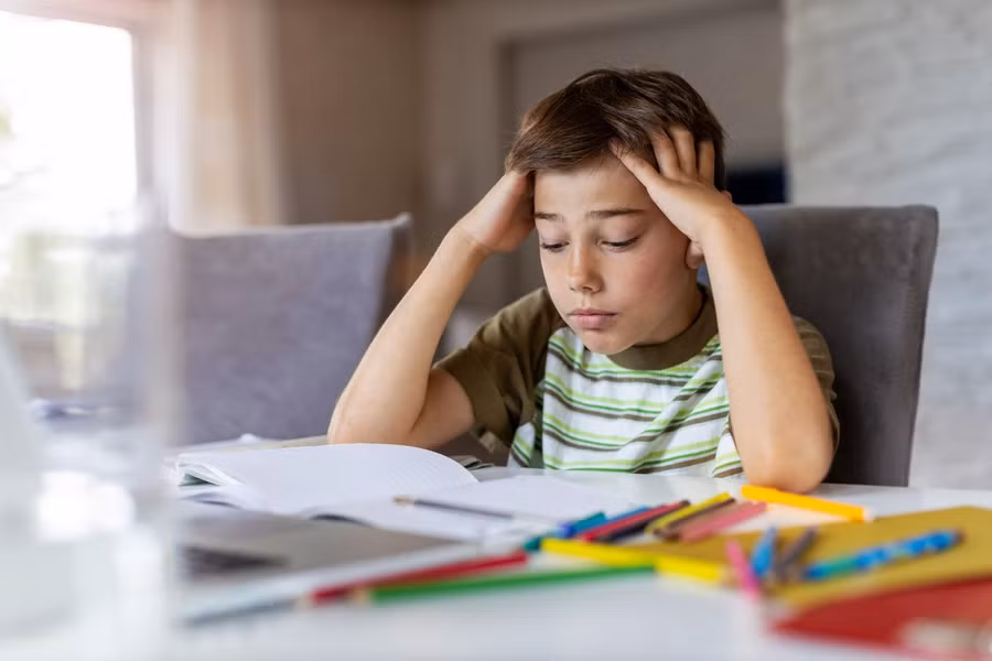 Cha mẹ cần yêu cầu trẻ ngừng dùng điện thoại nếu kết quả học bị ảnh hưởng. Cha mẹ cần yêu cầu trẻ ngừng dùng điện thoại nếu kết quả học bị ảnh hưởng.