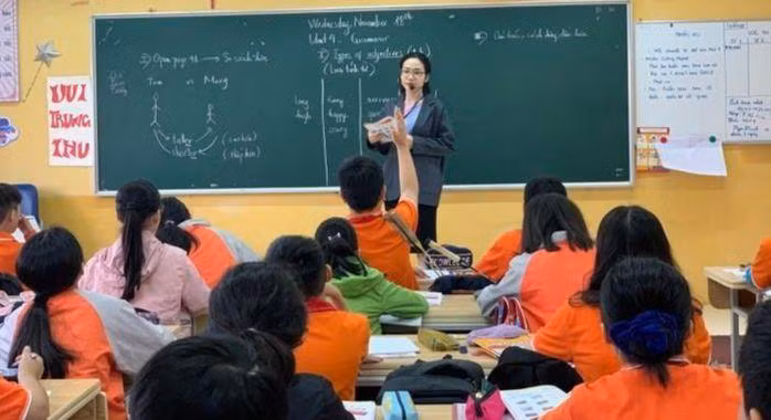 Nhiều giáo viên tiếng Anh sẽ phải dạy liên trường, liên cấp. Ảnh minh hoạ: INT