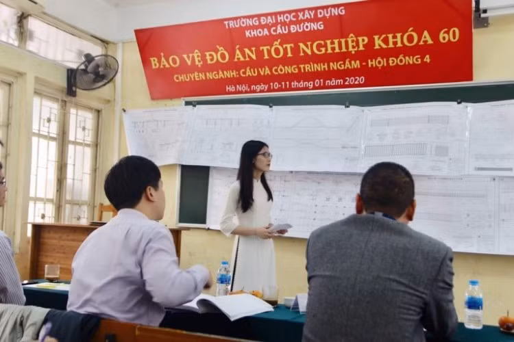 Vũ Thị Hồng Nhung tại buổi bảo vệ đồ án tốt nghiệp.