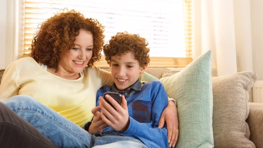 Hãy luôn làm bạn đồng hành cùng con. Ảnh minh họa: Internet.