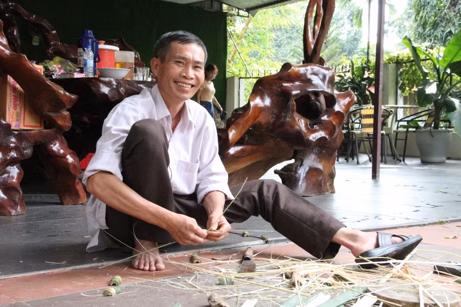 Ông Nguyễn Văn Hùng không rành gói bánh nên phụ trách công việc chẻ lạt.