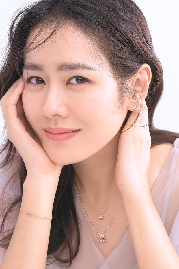 Son Ye Jin co cach duong da khac voi moi nguoi de giu gin nhan sac hinh anh 1 chi_voi_mot_lop_son_bong_nhan_sac_cua_son_ye_jin_van_dep_dinh_cao_f3c6b0.jpg