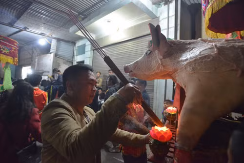 Độc đáo lễ hội rước 18 ông lợn 