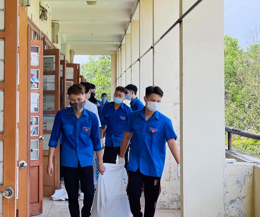 Sinh viên hỗ trợ dọn dẹp vệ sinh khu cách ly tập trung tại Đại học Thái Nguyên.