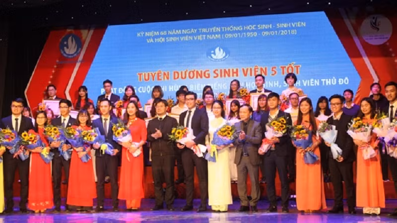Lễ tuyên dương sinh viên 5 tốt tại Hà Nội.