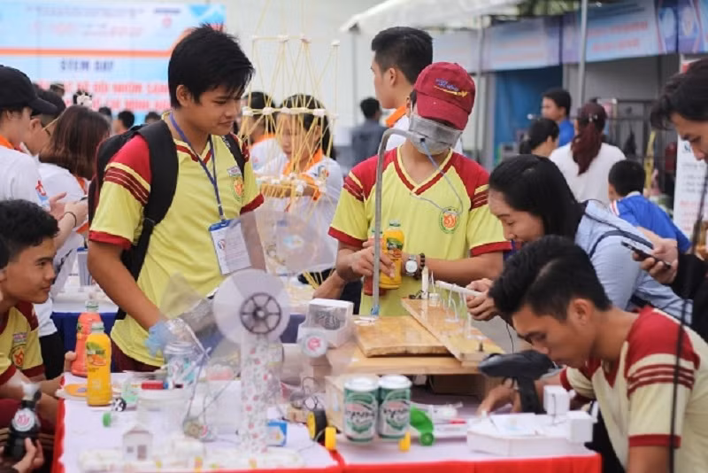 Học sinh, sinh viên tiếp nhận văn hóa thông qua các chương trình giáo dục mới.