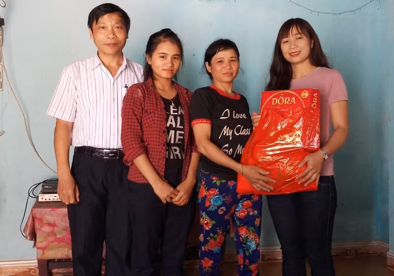 Thầy Tấn cùng giáo viên đến trao quà cho phụ huynh học sinh để vận động các em đến trường.
