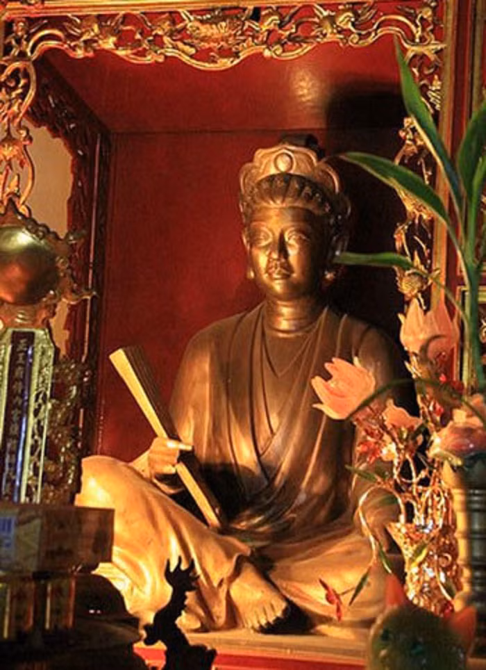 Tượng thờ bà Nguyễn Thị Duệ.