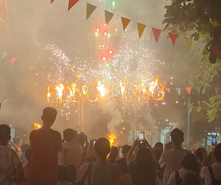 Đêm lửa trại Trường Tiểu học Hùng Vương thu hút sự tham gia của nhiều phụ huynh học sinh.