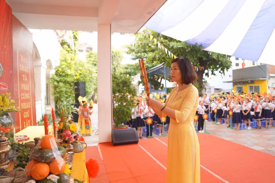 Cô Đỗ Thị Lê, Hiệu trưởng Trường Tiểu học Hùng Vương dâng hương tưởng nhớ các vua Hùng.