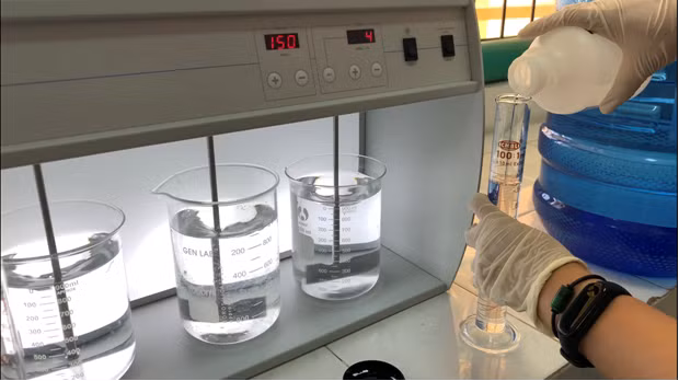 Nước rửa tay khô sát khuẩn được thầy, trò Khoa Hóa học ứng dụng Trường ĐH Trà Vinh thực hiện.
