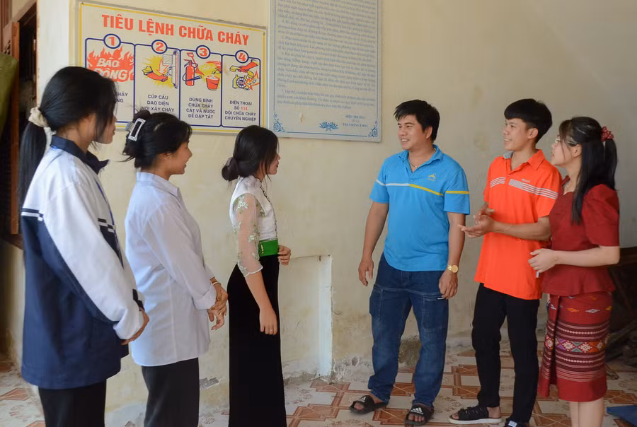 Giáo viên Trường PTDTNT THPT huyện Điện Biên trao đổi, nắm bắt tâm tư học sinh sau Phiên tòa giả định. Giáo viên Trường PTDTNT THPT huyện Điện Biên trao đổi, nắm bắt tâm tư học sinh sau Phiên tòa giả định.