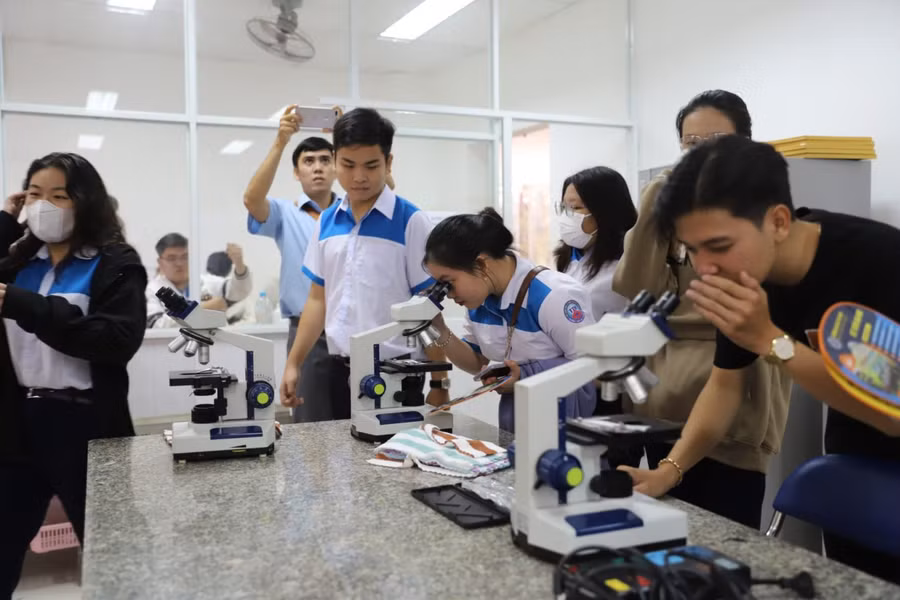 Học sinh lớp 12 trải nghiệm tại phòng thí nghiệm Trường ĐH Trà Vinh. Học sinh lớp 12 trải nghiệm tại phòng thí nghiệm Trường ĐH Trà Vinh.