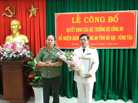 Đại tá Lê Tôi Sủng - Giám đốc công an tỉnh Bà Rịa-Vũng Tàu (bên phải).