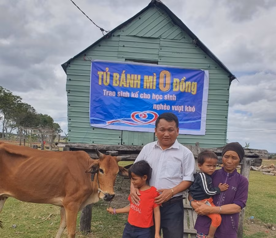 Thầy Tùng trao bò cái cho người dân từ quỹ sinh kế. Ảnh: NVCC Thầy Tùng trao bò cái cho người dân từ quỹ sinh kế. Ảnh: NVCC