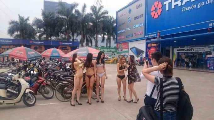Dàn PG mặc bikini ở Trần Anh