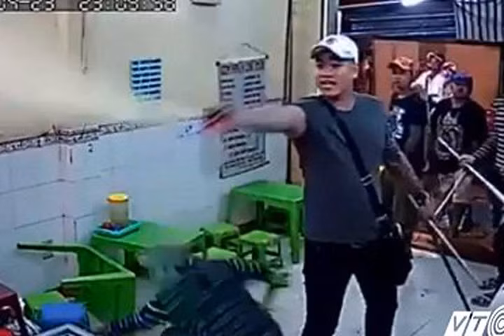 Nhóm giang hồ hung hãn đập phá, xịt bình hơi cay quán kem