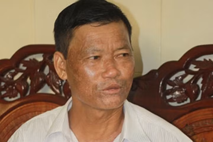 Lão ngư Bùi Văn Tẩn say sưa nói về cuốn “bí kíp” tọa độ của mình.