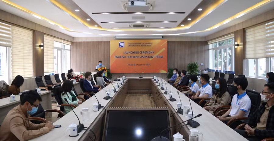 Sinh viên tham gia trợ giảng môn tiếng Anh của Trường ĐH Kinh tế, ĐH Đà Nẵng được hướng dẫn trước khi nhận nhiệm vụ.