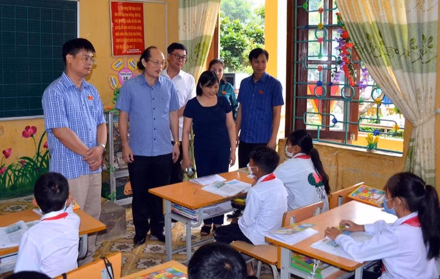 Lãnh đạo các cấp thực hiện giám sát việc xây dựng trường chuẩn quốc gia tại huyện Mường Ảng.