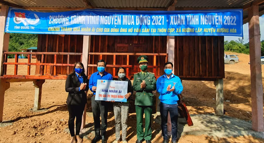 Đoàn thanh niên Cộng sản Hồ Chí Minh tỉnh Quảng Trị trao 2 ngôi nhà Nhân ái cho 2 hộ gia đình có hoàn cảnh khó khăn.