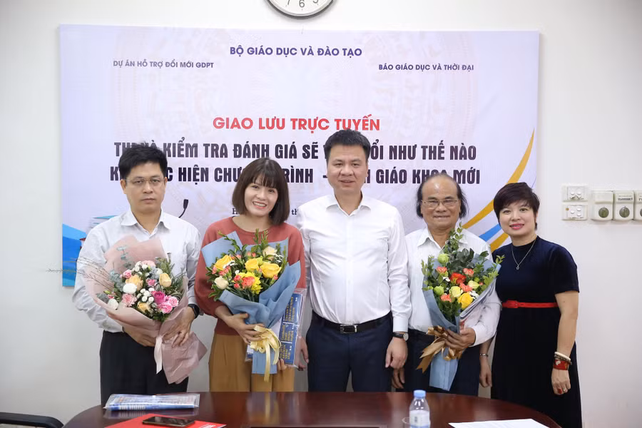 TBT Báo GD&TĐ Triệu Ngọc Lâm (giữa), Phó TBT Dương Thanh Hương (bìa phải) tặng hoa 3 vị khách mời tại buổi giao lưu.