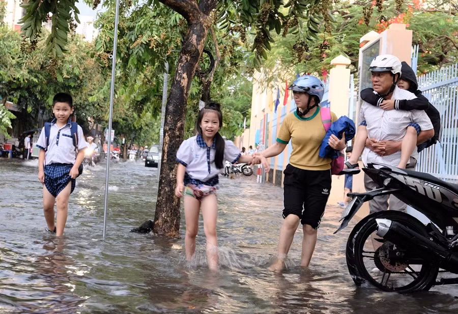 Chuẩn bị bước vào mùa triều cường, các trường học ở Cần Thơ tăng cường công tác đảm bảo an toàn cho HS.
