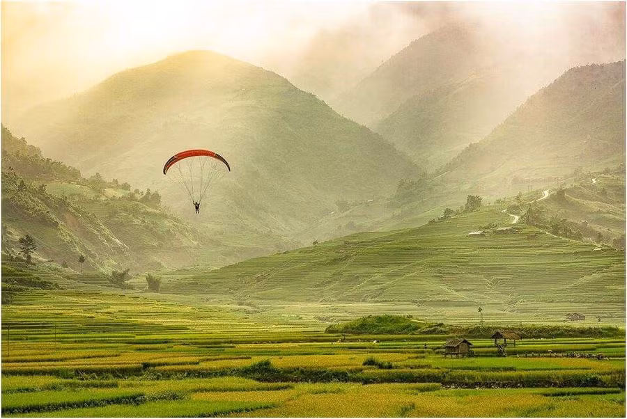 Tham gia bay dù lượn, du khách có thể thưởng ngoạn cảnh đẹp của Mù Cang Chải, ngắm thung lũng mùa vàng và ruộng bậc thang. Tham gia bay dù lượn, du khách có thể thưởng ngoạn cảnh đẹp của Mù Cang Chải, ngắm thung lũng mùa vàng và ruộng bậc thang.