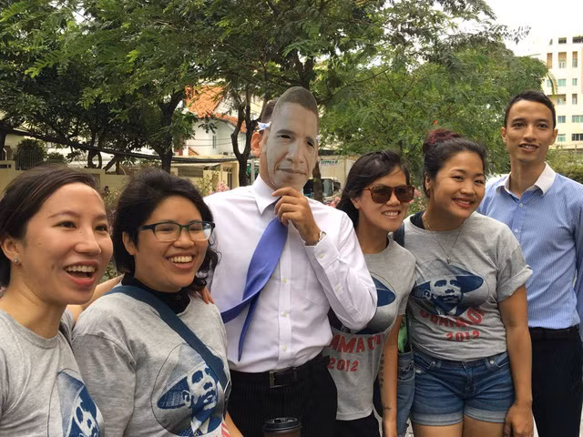  Một bạn trẻ mang mặt nạ Tổng thống Obama. 