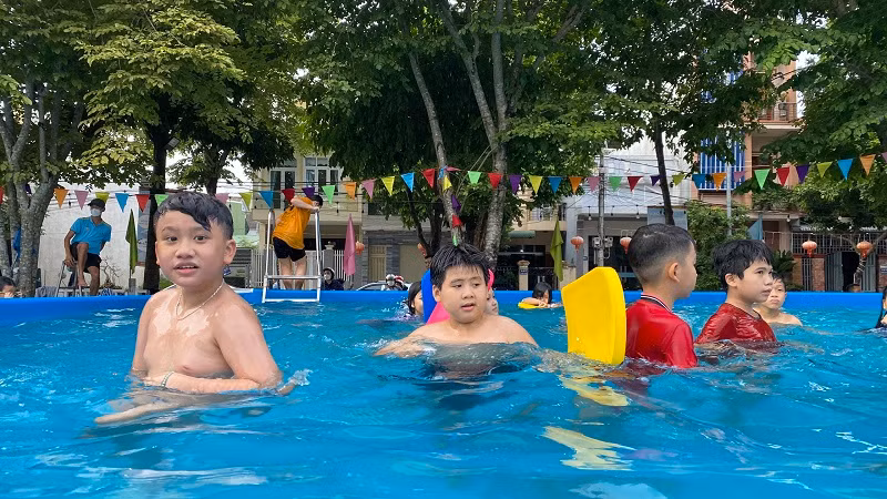 Các hồ bơi tư nhân tại khu vực đô thị luôn chật chội khi đến hè.