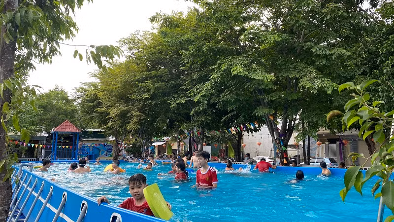 Số lượng hồ bơi tại Quảng Ngãi chưa đáp ứng được việc dạy bơi cho trẻ.