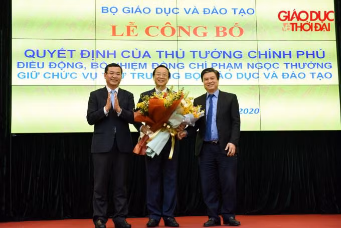 Thứ trưởng Bộ GD&ĐT Nguyễn Hữu Độ (phải), Nguyễn Văn Phúc (trái) tặng hoa chúc mừng tân Thứ trưởng Phạm Ngọc Thưởng.