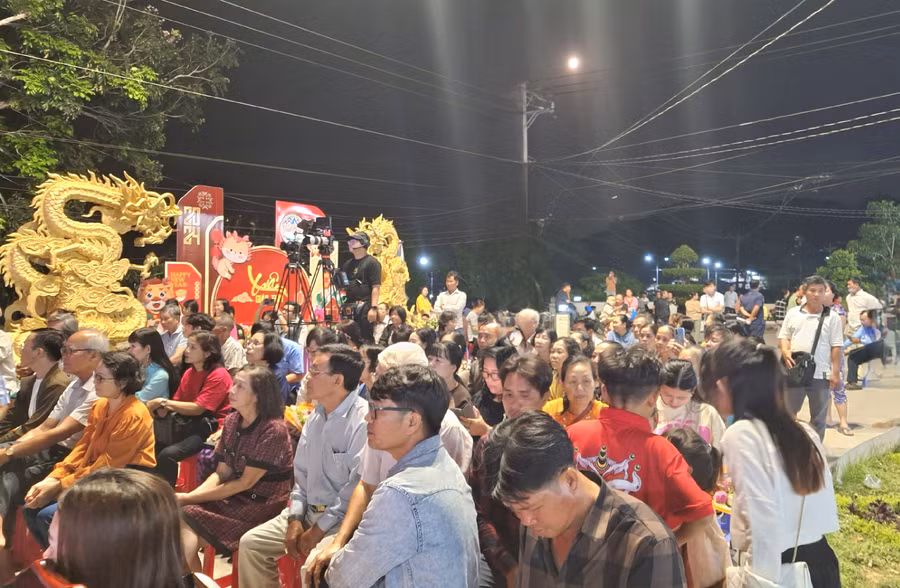 Đông đảo bạn yêu thơ và du khách theo dõi chương trình đêm thơ Nguyên Tiêu.