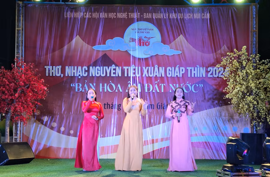 Các tiết mục thơ, ca trong chương trình.