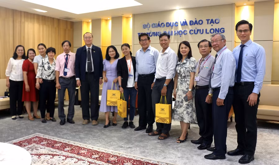 Đại biểu chụp ảnh lưu niệm cùng 3 chuyên gia được nhà trường cử sang Campuchia.