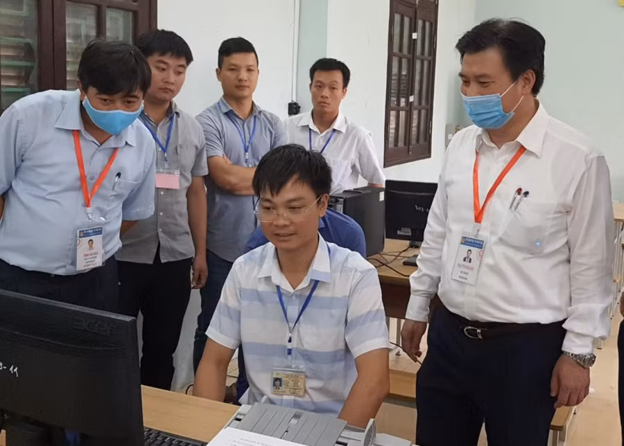 Thứ trưởng Bộ GD&amp;ĐT Nguyễn Hữu Độ và đoàn công tác kiểm tra công tác chấm thi tốt nghiệp THPT 2021 tại tỉnh Nam Định. Ảnh: TG - Internet