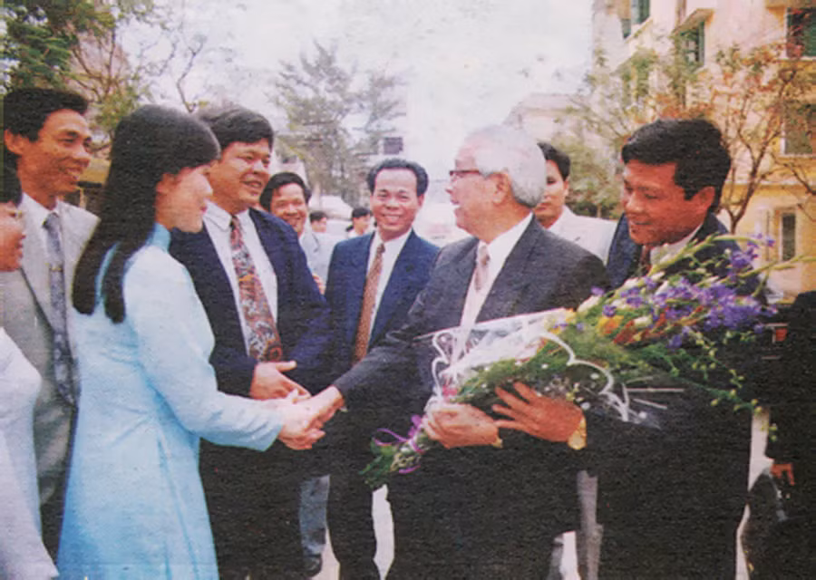 Sinh viên ĐH QGHN tặng hoa chúc mừng Thủ tướng Võ Văn Kiệt đến thăm ký túc xá năm 1997. Ảnh tư liệu