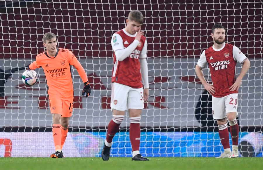 Arsenal vẫn chưa thể thoát khỏi cuộc khủng hoảng khi phải gặp Man City. "Pháo thủ" thua 1-4 và là lần đầu nhận ít nhất 4 bàn thua trên sân nhà tại League Cup kể từ tháng 11/1998, khi thất bại 0-5 trước Chelsea.