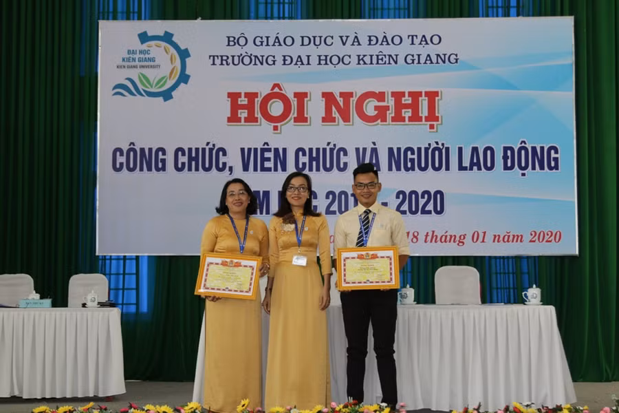 Trao bằng khen cho tập thể và cá nhân có thành tích xuất sắc trong phong trào Công đoàn. Trao bằng khen cho tập thể và cá nhân có thành tích xuất sắc trong phong trào Công đoàn.