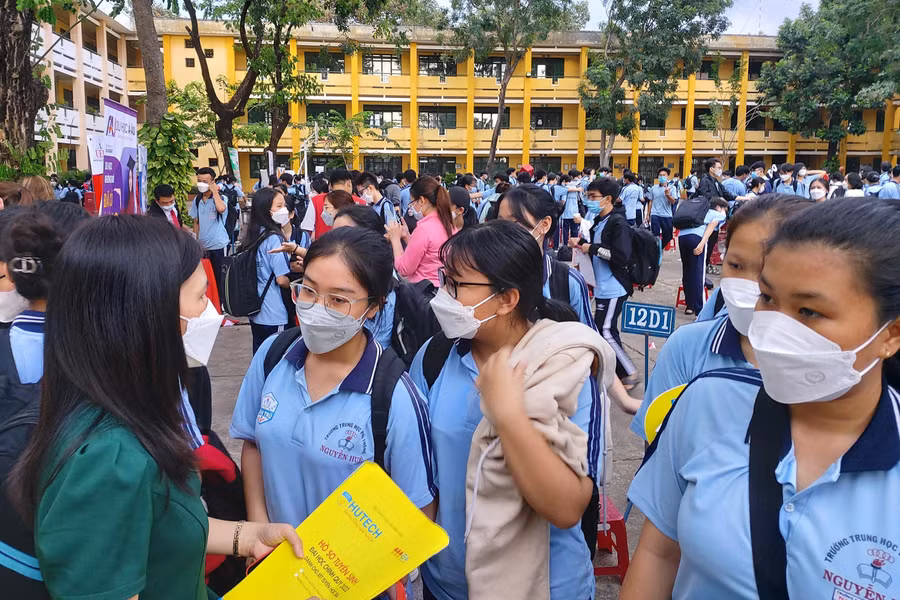 ThS Nguyễn Thị Xuân Dung tư vấn cho các học sinh lớp 12.