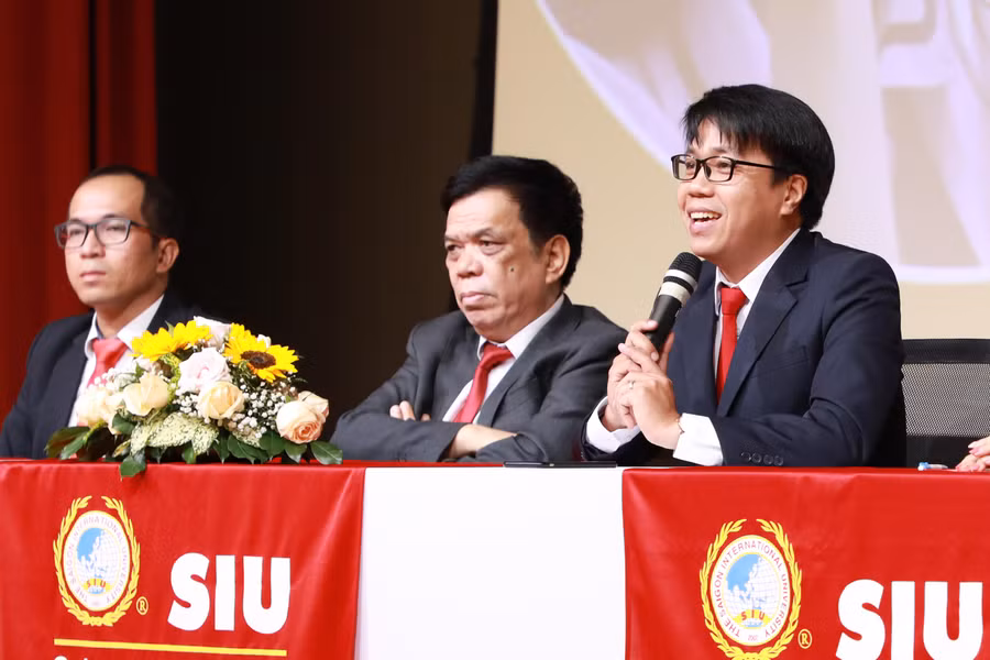 ThS Cao Quảng Tư (bìa phải) trong một lần tư vấn tuyển sinh.