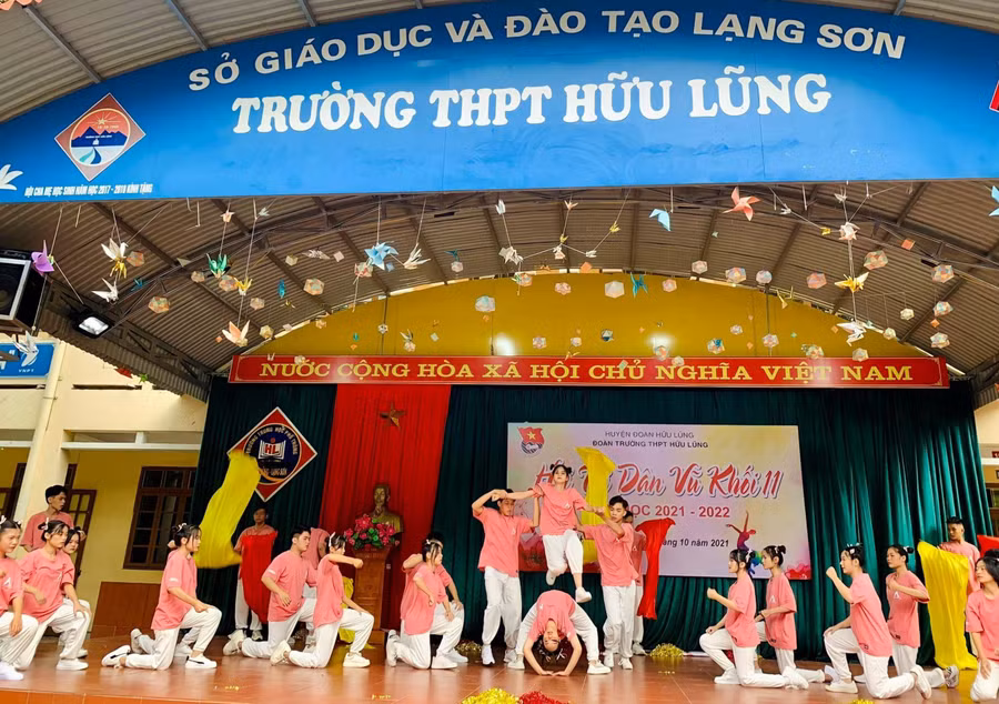 Học sinh Trường THPT Hữu Lũng tham gia hoạt động văn nghệ ngoại khóa.