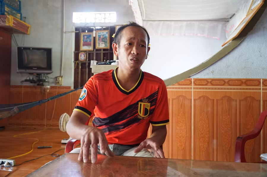 Anh Đặng Ngọc Sơn (thôn 4+5) xã Lạng Sơn, huyện Anh Sơn chia sẻ nếu đưa đón con đi học xa sẽ vất vả, khó có thời gian làm ăn kinh tế.