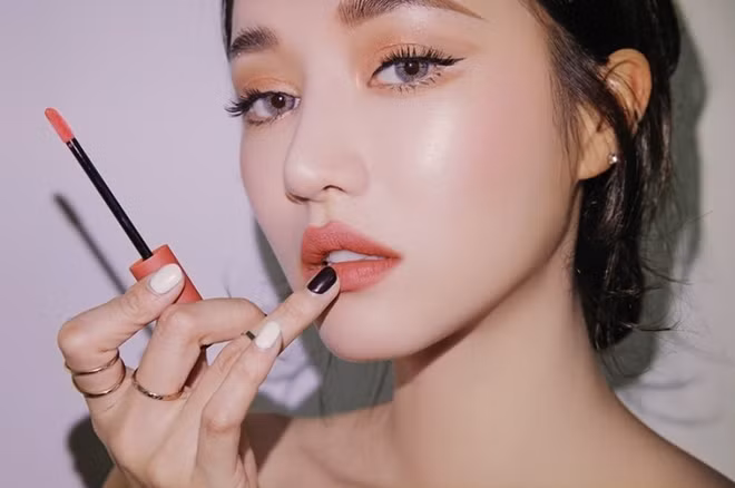 Son lì giúp đôi môi giữ màu lâu hơi, không bị trôi khi tiếp xúc với nước mưa. Ảnh: Health Post.