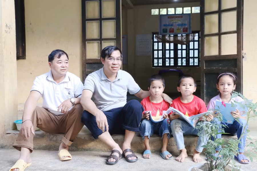 Thầy Hiệu trưởng Kha Văn Thông (thứ 2 từ trái sang) mỗi tuần đều ghé thăm điểm lẻ để động viên thầy, cô giáo và học sinh.