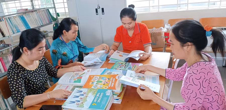 Giáo viên Trường Tiểu học Long Bình (Bàu Bàng, Bình Dương) tiến hành nghiên cứu các bộ sách giáo khoa cho lớp 4. Ảnh minh họa: ITN Giáo viên Trường Tiểu học Long Bình (Bàu Bàng, Bình Dương) tiến hành nghiên cứu các bộ sách giáo khoa cho lớp 4. Ảnh minh họa: ITN