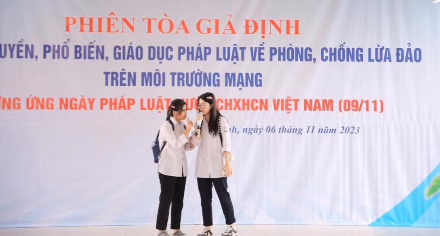 Học sinh Trường THPT Phan Đình Phùng tái hiện tình huống tại phiên tòa giả định. Học sinh Trường THPT Phan Đình Phùng tái hiện tình huống tại phiên tòa giả định.