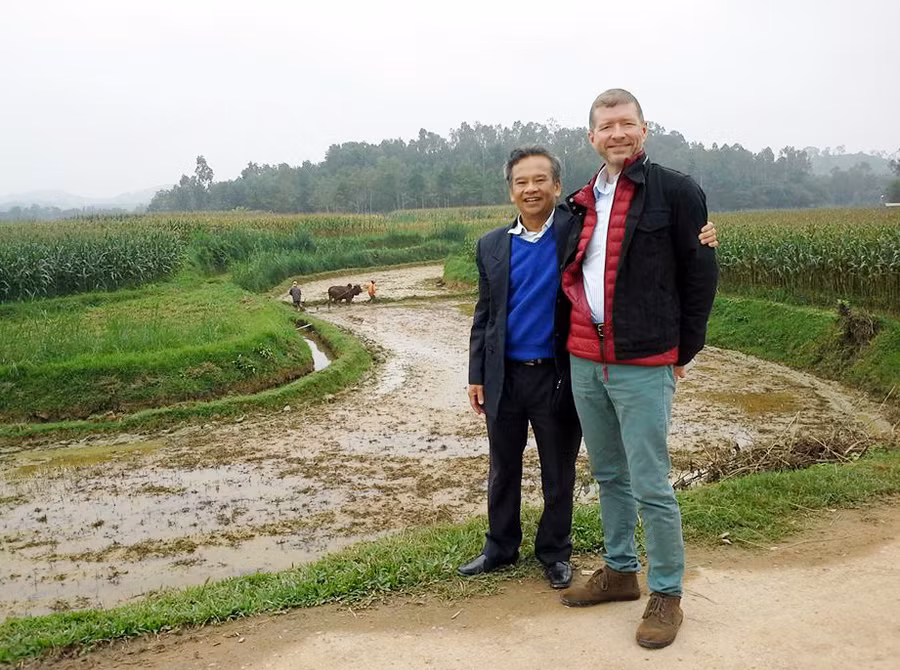 Ông Bùi Bác Văn - cậu thiếu niên năm xưa và Thomas Eugene Wilber - con trai phi công Walter Eugence Wilber trong lần Thomas sang Việt Nam tháng 1/2015.