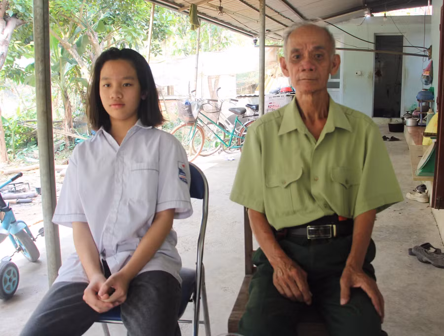 Trần Ngọc Hân cùng ông ngoại đã ngoài 70 tuổi.