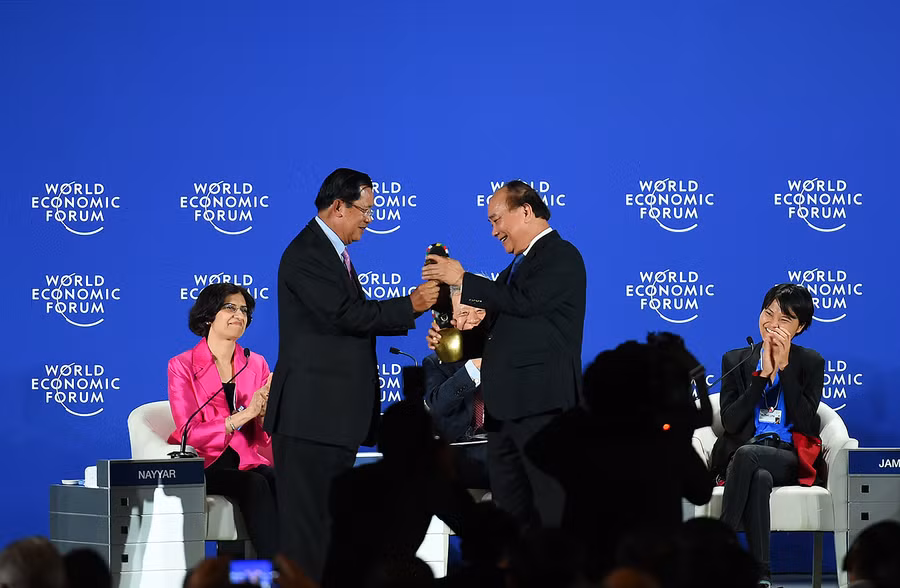 Thủ tướng nhận chuông nước chủ nhà Hội nghị WEF ASEAN 2018 từ Thủ tướng Campuchia Hun Sen. Ảnh: VGP Thủ tướng nhận chuông nước chủ nhà Hội nghị WEF ASEAN 2018 từ Thủ tướng Campuchia Hun Sen. Ảnh: VGP